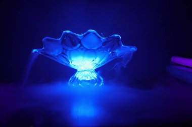 Cam kavanozdan akan duman renkli 