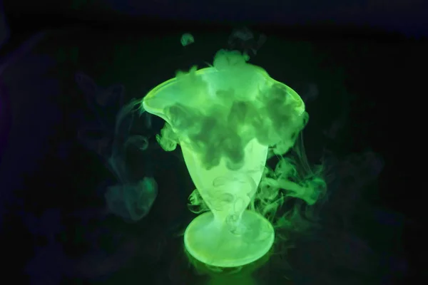 Cam kavanozdan akan duman renkli 