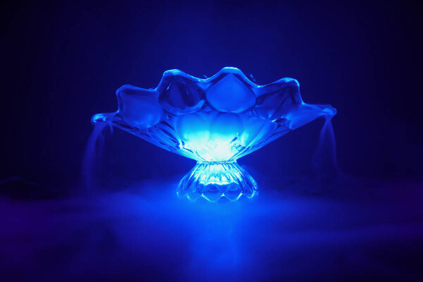 Цветной дым, вытекающий из стеклянной банки
 