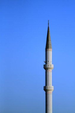Mavi gökyüzü ve minare