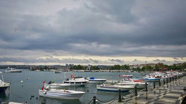 Kayık ve deniz uçan kuşların güzel manzara havada