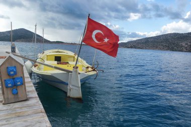 Kayık ve deniz uçan kuşların güzel manzara havada