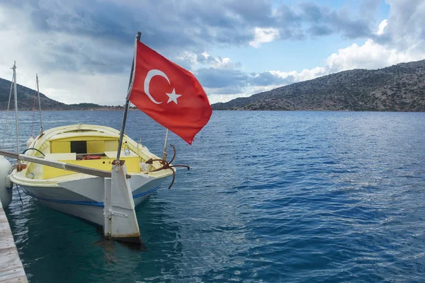 Kayık ve deniz uçan kuşların güzel manzara havada