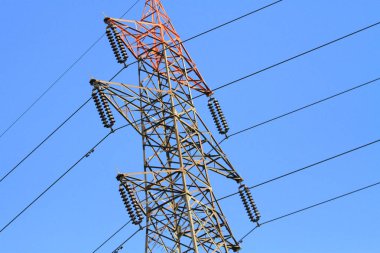 Elektrik güç iletim hatları, statik olarak bir birikimi olarak veya dinamik olarak bir geçerli olarak yüklü parçacıklar (örneğin elektron veya proton) varlığını ortaya çıkan enerji formu.
