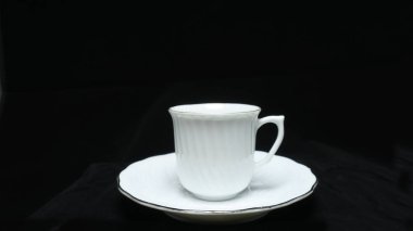 Su içmek için küçük, kase şeklinde bir kap..