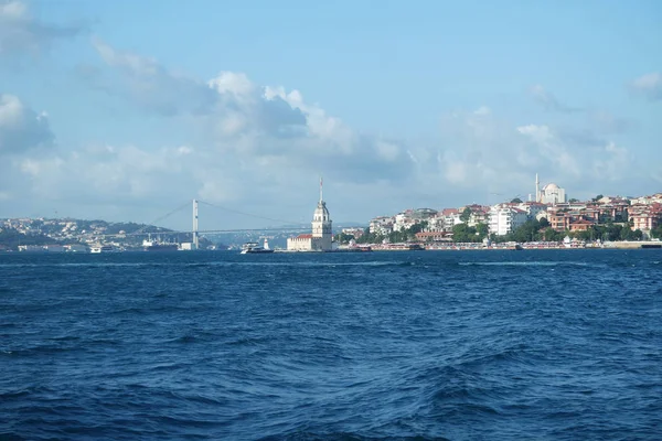 メイデン タワー イスタンブール トルコの有名なシンボル Salacak 海岸のウスクダル アジアとヨーロッパ大陸の真ん中に外れボスポラス海峡の小島に位置する乙女の塔 トルコ語の Kiz クレシ — ストック写真
