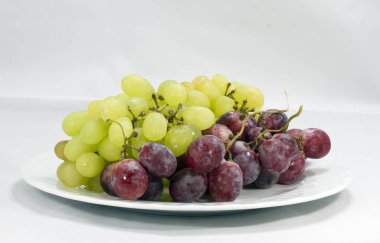 Bir tabak sarı ve siyah üzüm