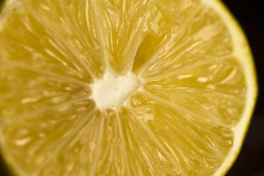 Ekşi bir tat, limon ve iç dokuları vardır.