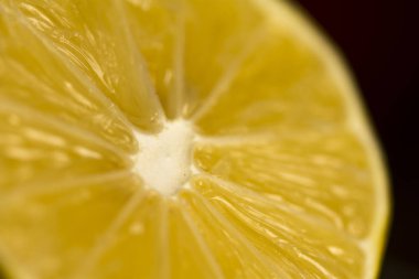 Ekşi bir tat, limon ve iç dokuları vardır.