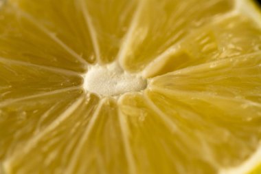 Ekşi bir tat, limon ve iç dokuları vardır.