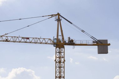 Üstüne ağırlık yüklemek için kullanılan inşaat aracı