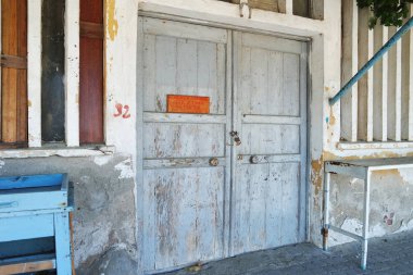 Eski döneme ait ahşap kapılar.