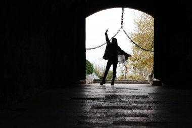 Kız yalnız ormanda yürüyüş