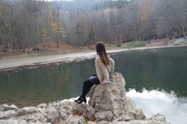 Kız yalnız ormanda yürüyüş