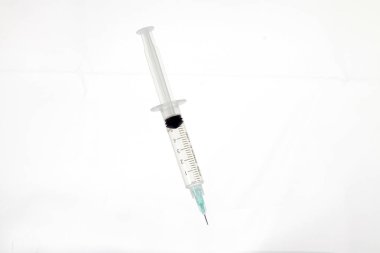 Hastalarda iğne yapmak için kullanılan şırınga