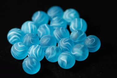 Genelde cam, kil, çelik, plastik veya akik yapılmış küçük bir küresel oyuncak olur. Bu topları boyutu değişir. En yaygın, yaklaşık 1 cm