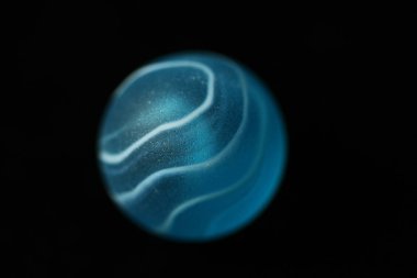 Genelde cam, kil, çelik, plastik veya akik yapılmış küçük bir küresel oyuncak olur. Bu topları boyutu değişir. En yaygın, yaklaşık 1 cm