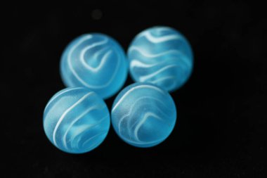 Genelde cam, kil, çelik, plastik veya akik yapılmış küçük bir küresel oyuncak olur. Bu topları boyutu değişir. En yaygın, yaklaşık 1 cm