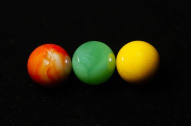 Genelde cam, kil, çelik, plastik veya akik yapılmış küçük bir küresel oyuncak olur. Bu topları boyutu değişir. En yaygın, yaklaşık 1 cm