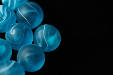 Genelde cam, kil, çelik, plastik veya akik yapılmış küçük bir küresel oyuncak olur. Bu topları boyutu değişir. En yaygın, yaklaşık 1 cm