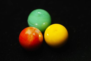 Genelde cam, kil, çelik, plastik veya akik yapılmış küçük bir küresel oyuncak olur. Bu topları boyutu değişir. En yaygın, yaklaşık 1 cm