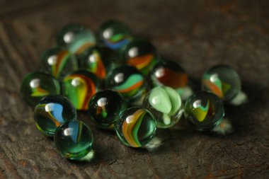 Genelde cam, kil, çelik, plastik veya akik yapılmış küçük bir küresel oyuncak olur. Bu topları boyutu değişir. En yaygın, yaklaşık 1 cm