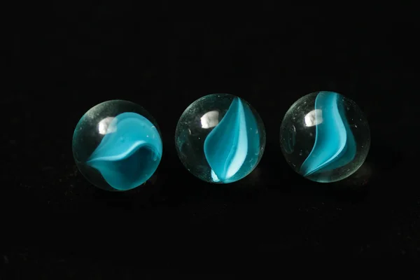 Genelde cam, kil, çelik, plastik veya akik yapılmış küçük bir küresel oyuncak olur. Bu topları boyutu değişir. En yaygın, yaklaşık 1 cm