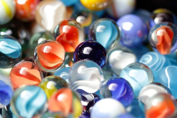 Genelde cam, kil, çelik, plastik veya akik yapılmış küçük bir küresel oyuncak olur. Bu topları boyutu değişir. En yaygın, yaklaşık 1 cm