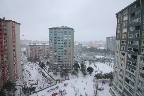 Karlı bir gün, toplu yapı alanı.