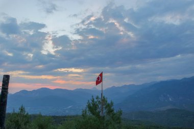 Dağda Türk bayrağı asılı