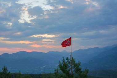 Dağda Türk bayrağı asılı