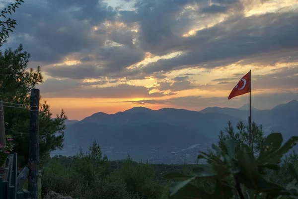 Турецкий Флаг Висит Горе — стоковое фото