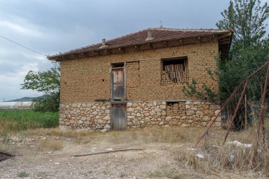 Kırsal kesimde eski, taş binalar.