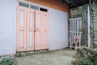 Kırsal kesimde eski, taş binalar.
