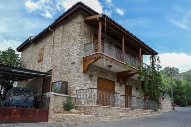 Kırsal kesimde eski, taş binalar.