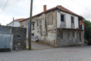 Kırsal kesimde eski, taş binalar.