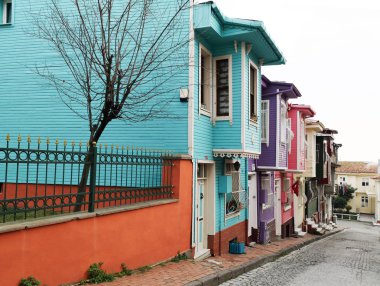 Istanbul'daki eski renkli binalar
