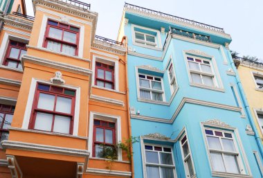 Istanbul'daki eski renkli binalar