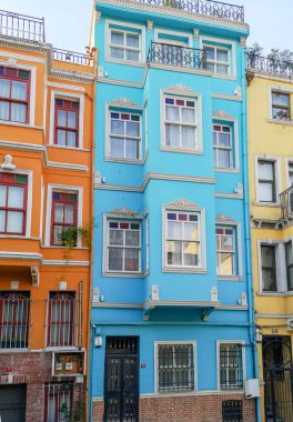 Istanbul'daki eski renkli binalar