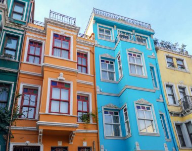 Istanbul'daki eski renkli binalar
