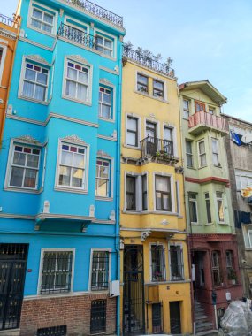 Istanbul'daki eski renkli binalar