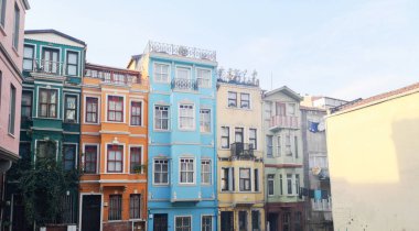 Istanbul'daki eski renkli binalar