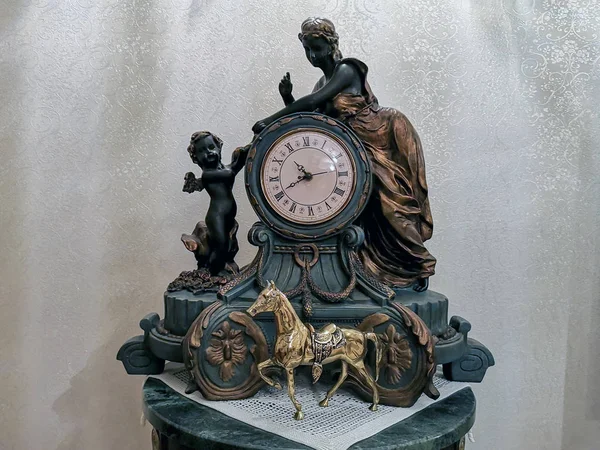 Eine Schöne Antike Uhr Die Die Tageszeit Anzeigt — Stockfoto