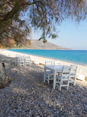 Sahilde boş sandalyeler