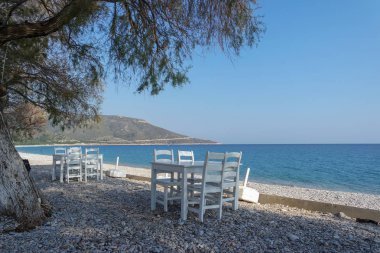 Sahilde boş sandalyeler