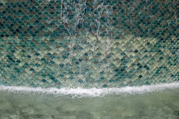 su üzerinde akan yeşil mozaik