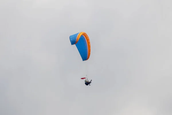 在土耳其费蒂耶奥卢德尼兹的滑翔伞 — 图库照片