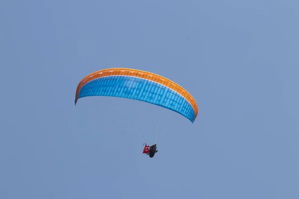 在土耳其费蒂耶奥卢德尼兹的滑翔伞 — 图库照片