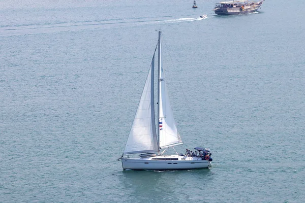 Muhteşem deniz ve yüzen yelkenli tekneler