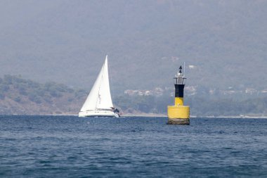 Muhteşem deniz ve yüzen yelkenli tekneler